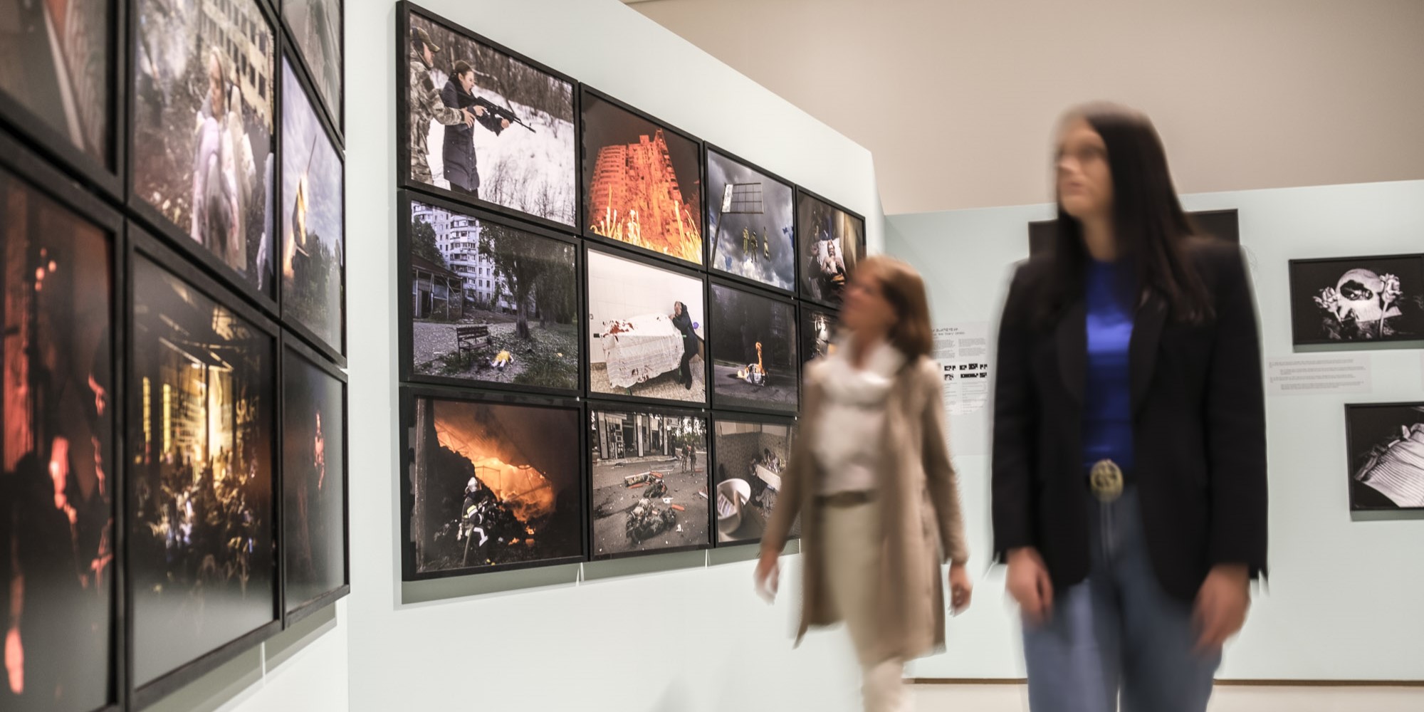 2x1-Bezoeker in expositie bij Mstyslav Chernov-Oekraine-het pad naar vrijheid-NM Kamp Vught-4-foto Jan van de Ven